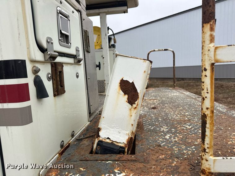 image for item LO9464 2011 International  7300 FSA bucket truck