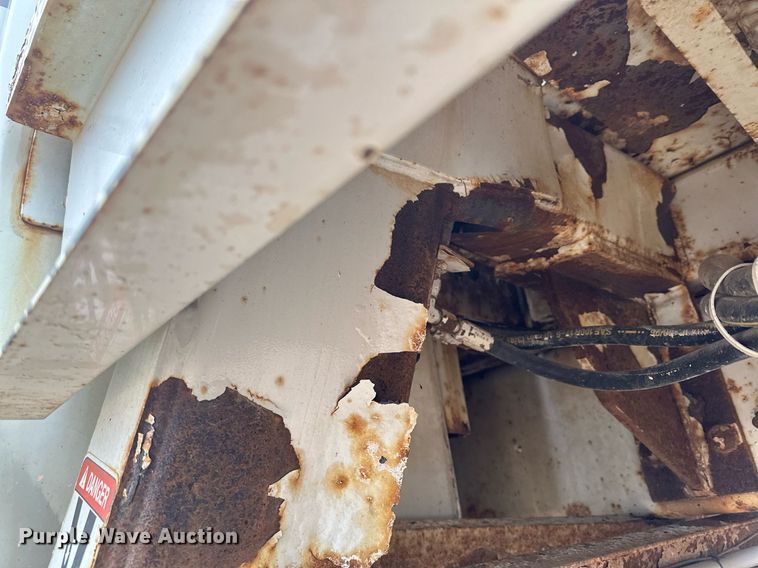 image for item LO9464 2011 International  7300 FSA bucket truck