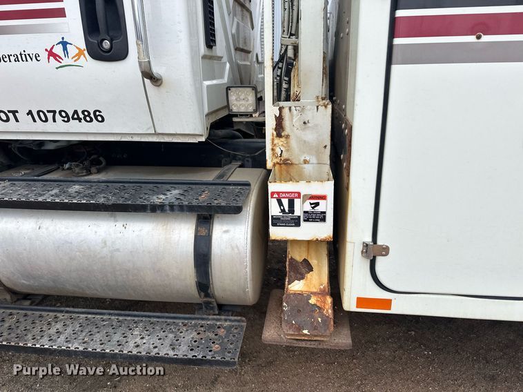 image for item LO9464 2011 International  7300 FSA bucket truck