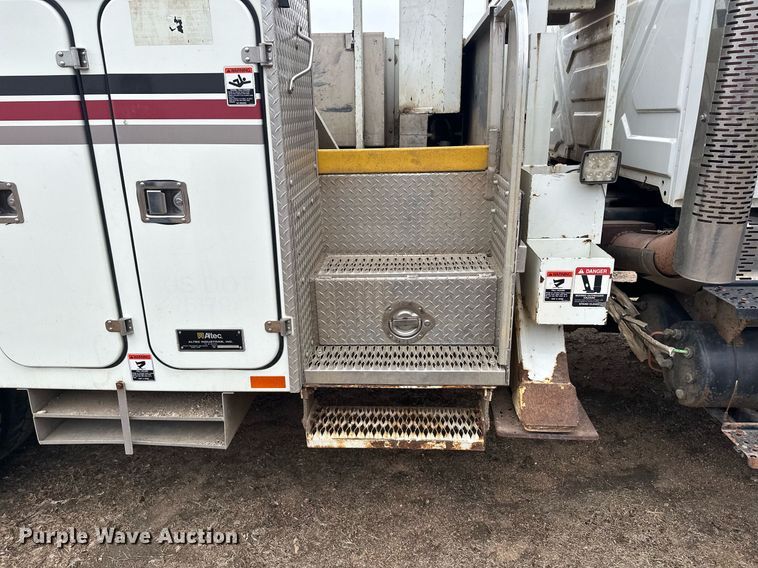 image for item LO9464 2011 International  7300 FSA bucket truck