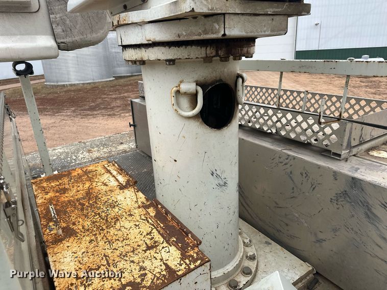 image for item LO9464 2011 International  7300 FSA bucket truck