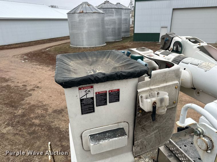 image for item LO9464 2011 International  7300 FSA bucket truck