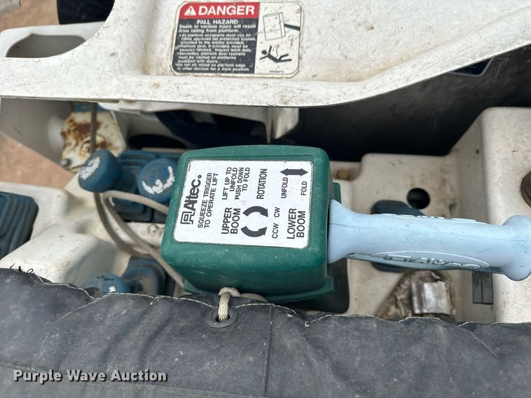 image for item LO9464 2011 International  7300 FSA bucket truck