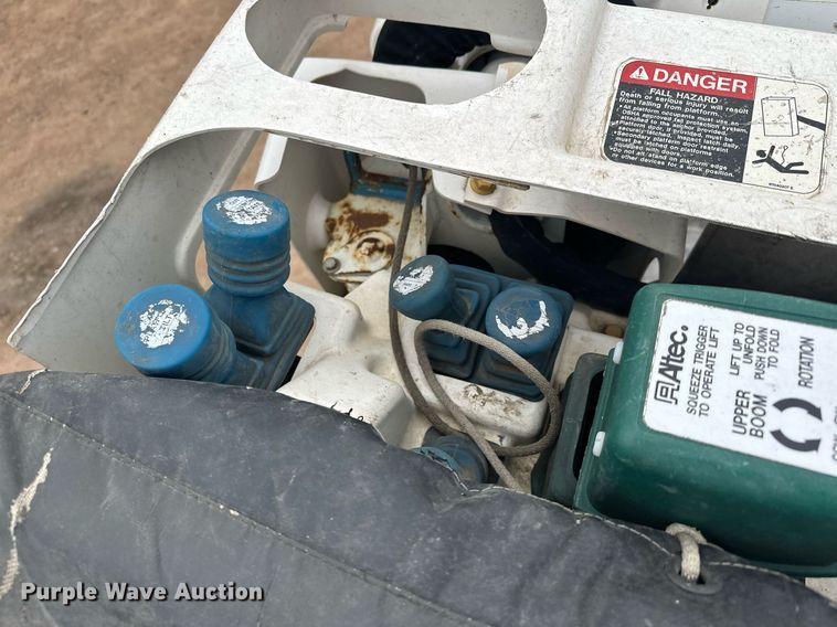 image for item LO9464 2011 International  7300 FSA bucket truck