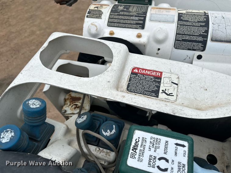 image for item LO9464 2011 International  7300 FSA bucket truck