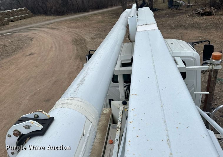 image for item LO9464 2011 International  7300 FSA bucket truck