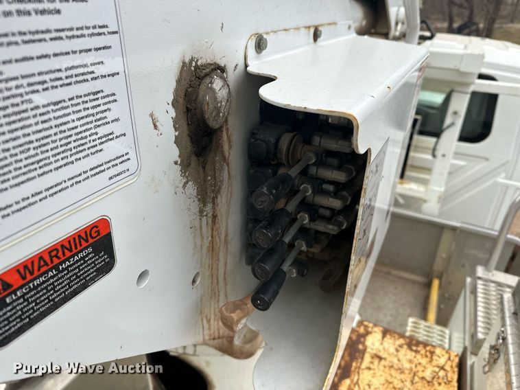 image for item LO9464 2011 International  7300 FSA bucket truck