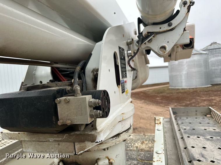 image for item LO9464 2011 International  7300 FSA bucket truck