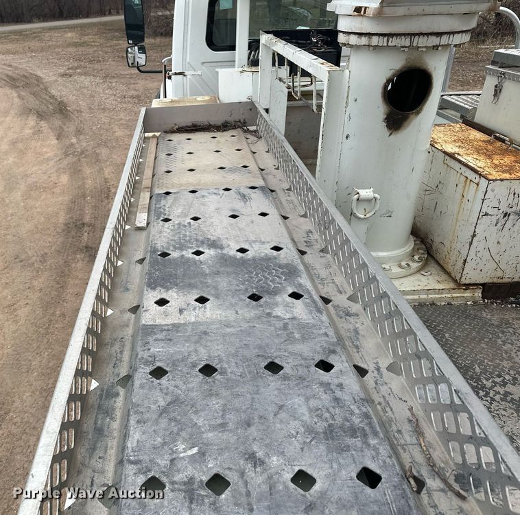 image for item LO9464 2011 International  7300 FSA bucket truck