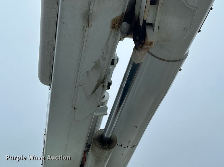 image for item LO9464 2011 International  7300 FSA bucket truck