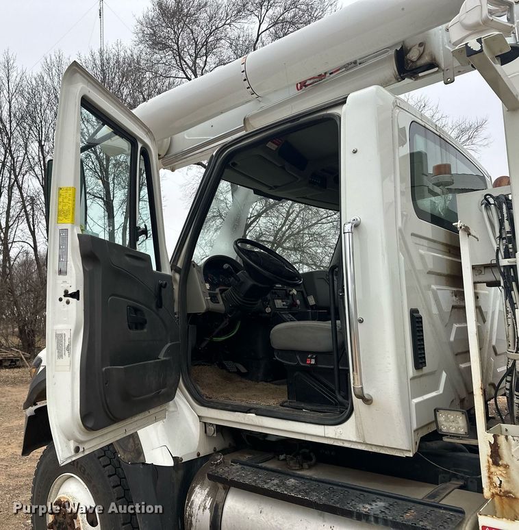 image for item LO9464 2011 International  7300 FSA bucket truck