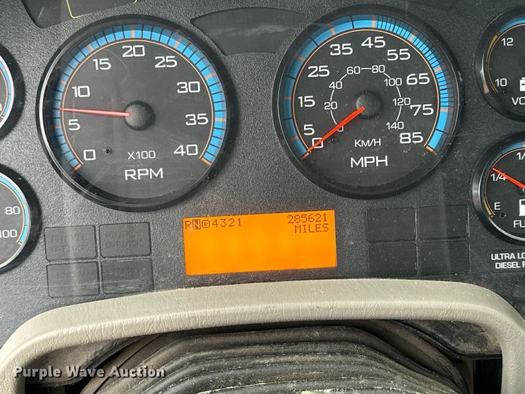 image for item LO9464 2011 International  7300 FSA bucket truck