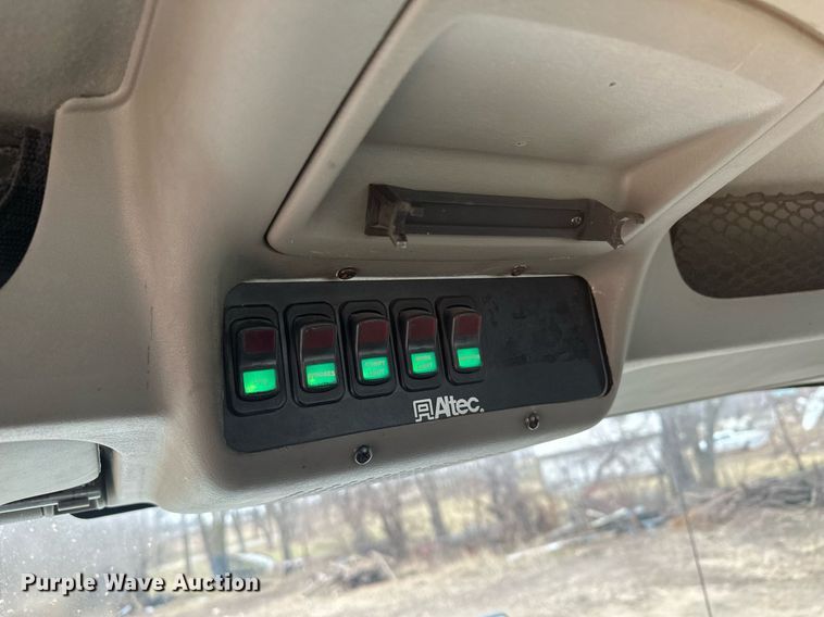 image for item LO9464 2011 International  7300 FSA bucket truck