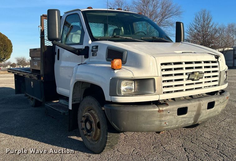 image for item NB9316 2004 Chevrolet  C4500 flatbed truck