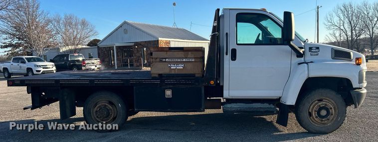 image for item NB9316 2004 Chevrolet  C4500 flatbed truck