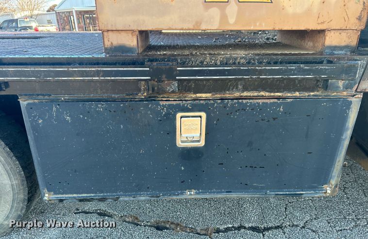 image for item NB9316 2004 Chevrolet  C4500 flatbed truck