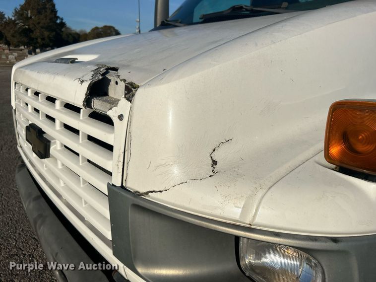 image for item NB9316 2004 Chevrolet  C4500 flatbed truck