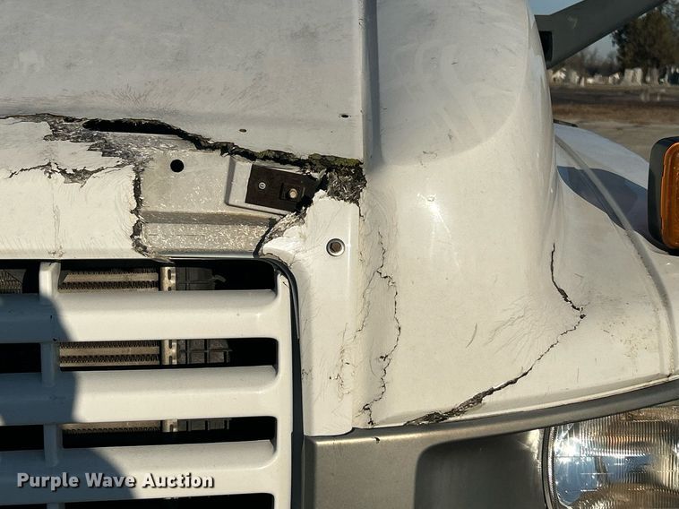 image for item NB9316 2004 Chevrolet  C4500 flatbed truck