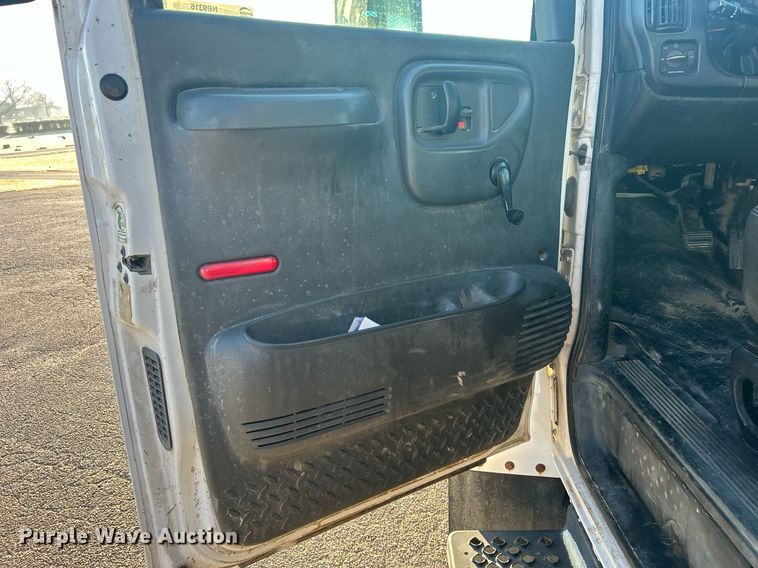 image for item NB9316 2004 Chevrolet  C4500 flatbed truck