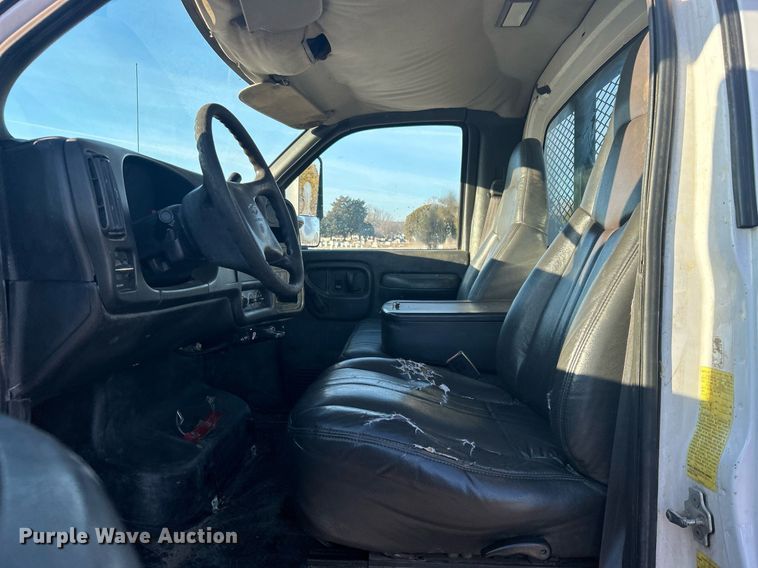 image for item NB9316 2004 Chevrolet  C4500 flatbed truck