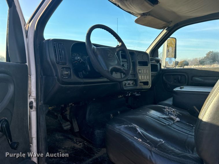 image for item NB9316 2004 Chevrolet  C4500 flatbed truck