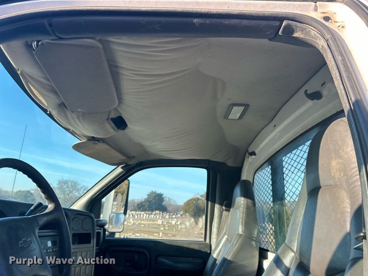 image for item NB9316 2004 Chevrolet  C4500 flatbed truck