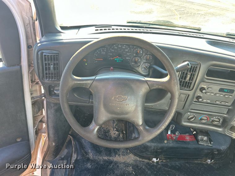 image for item NB9316 2004 Chevrolet  C4500 flatbed truck