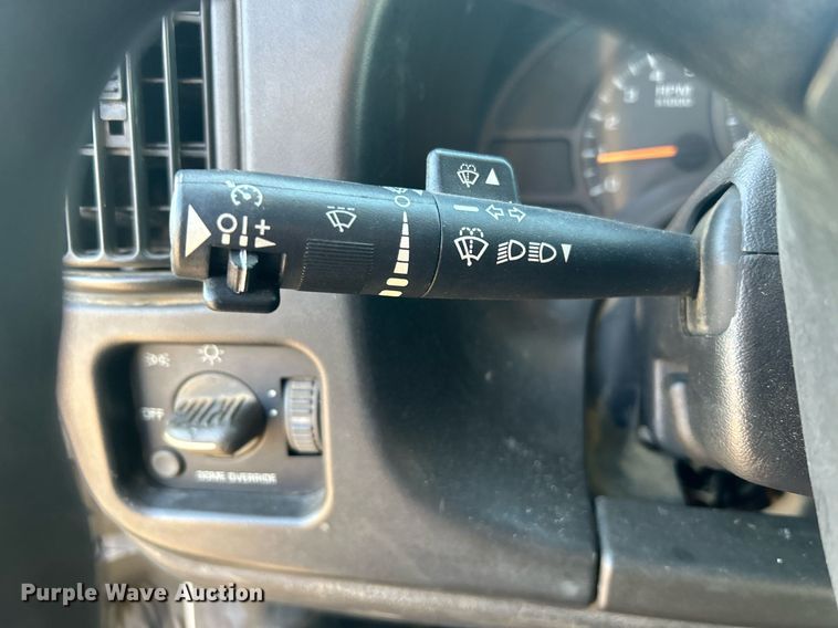 image for item NB9316 2004 Chevrolet  C4500 flatbed truck