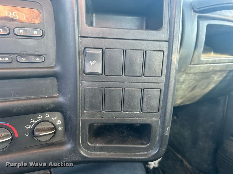 image for item NB9316 2004 Chevrolet  C4500 flatbed truck