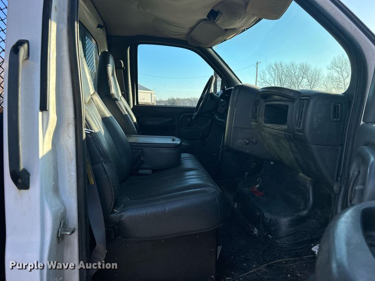 image for item NB9316 2004 Chevrolet  C4500 flatbed truck