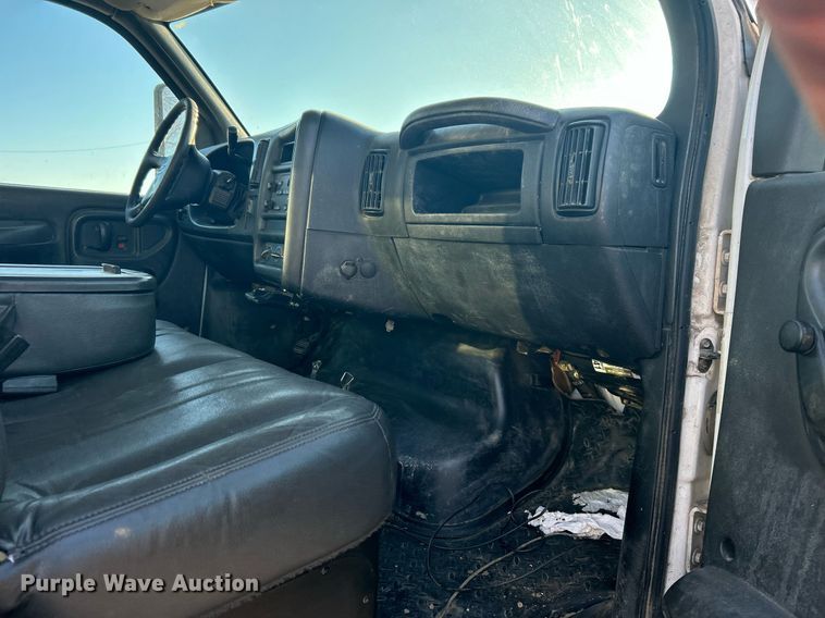 image for item NB9316 2004 Chevrolet  C4500 flatbed truck