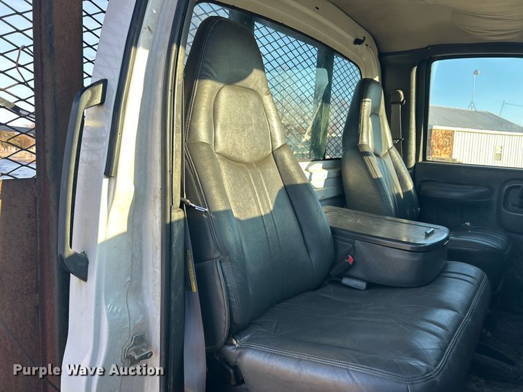 image for item NB9316 2004 Chevrolet  C4500 flatbed truck