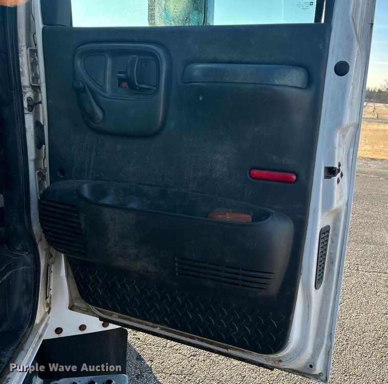 image for item NB9316 2004 Chevrolet  C4500 flatbed truck