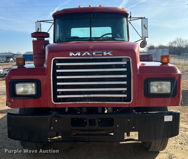 image for item NB9319 2002 Mack RD690P truck cab and chassis