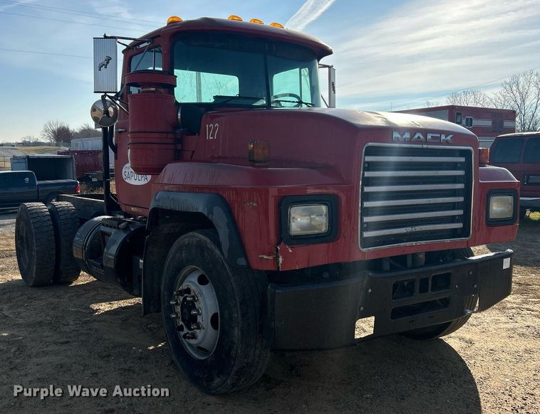 image for item NB9319 2002 Mack RD690P truck cab and chassis