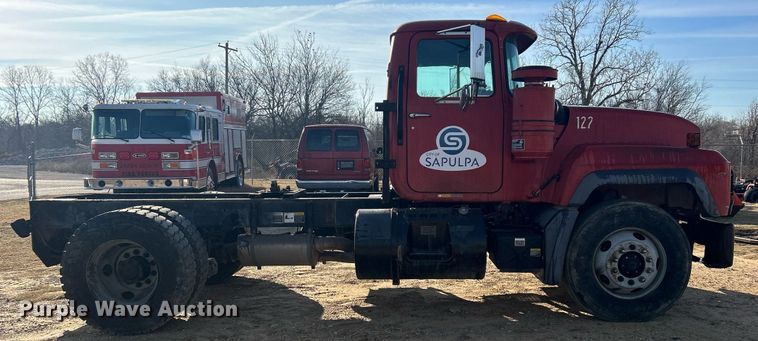 image for item NB9319 2002 Mack RD690P truck cab and chassis