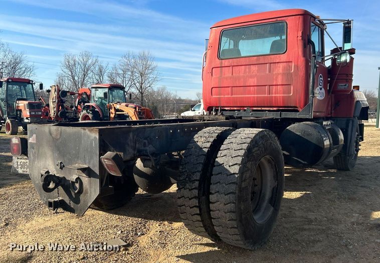 image for item NB9319 2002 Mack RD690P truck cab and chassis