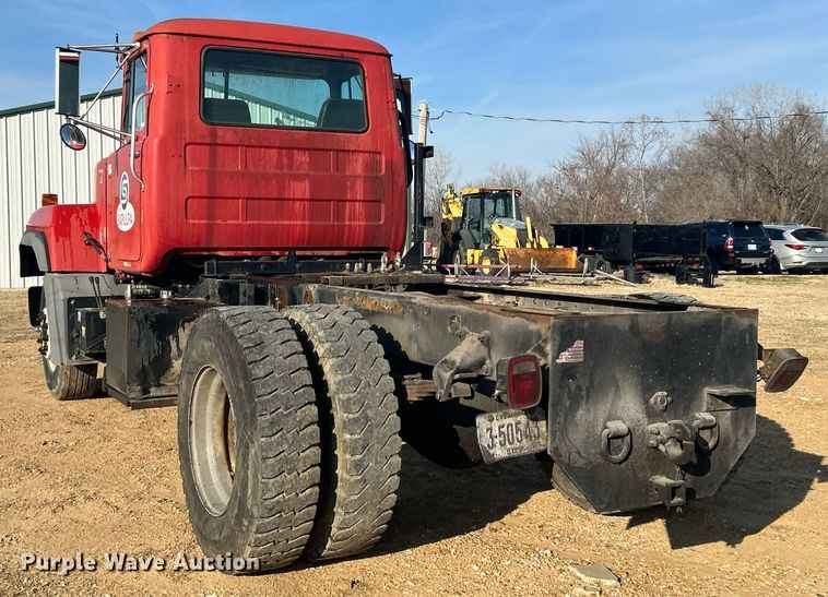 image for item NB9319 2002 Mack RD690P truck cab and chassis