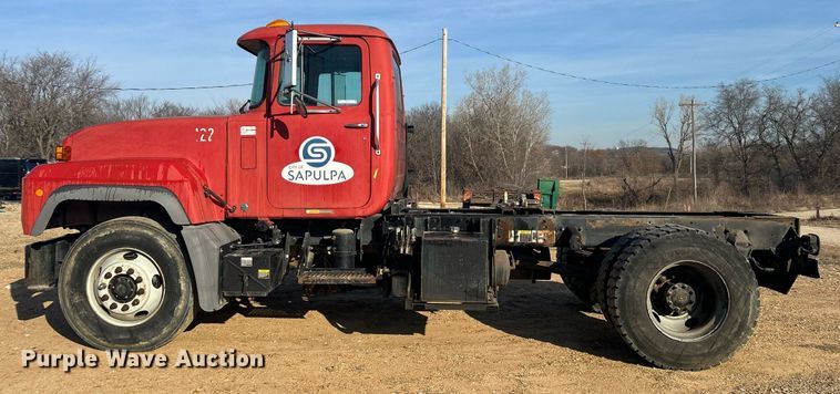 image for item NB9319 2002 Mack RD690P truck cab and chassis