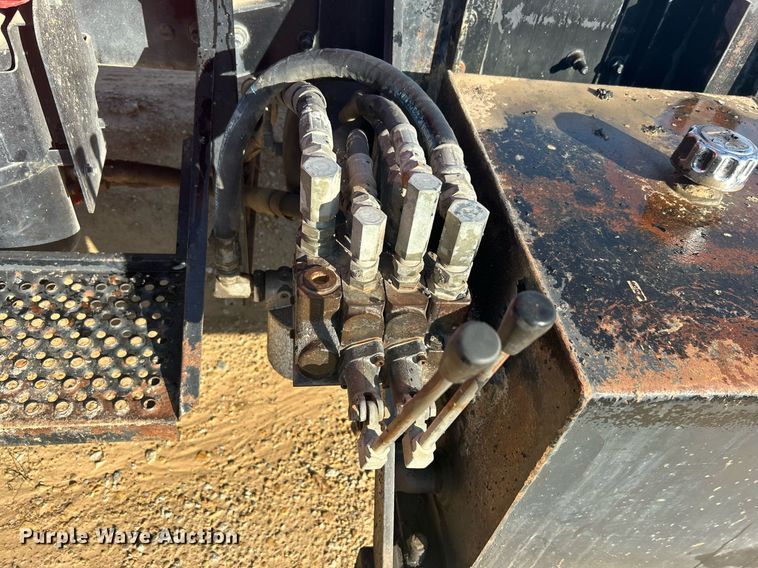 image for item NB9319 2002 Mack RD690P truck cab and chassis