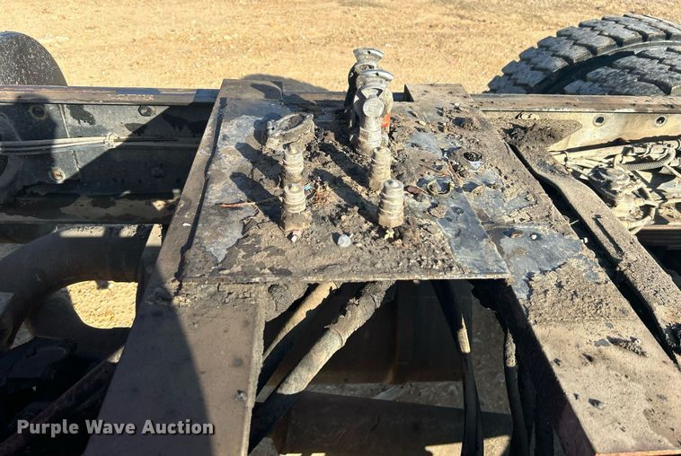 image for item NB9319 2002 Mack RD690P truck cab and chassis