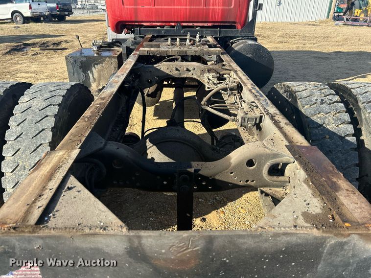 image for item NB9319 2002 Mack RD690P truck cab and chassis