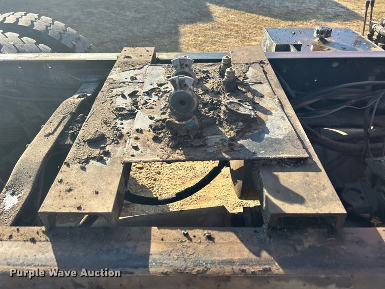 image for item NB9319 2002 Mack RD690P truck cab and chassis