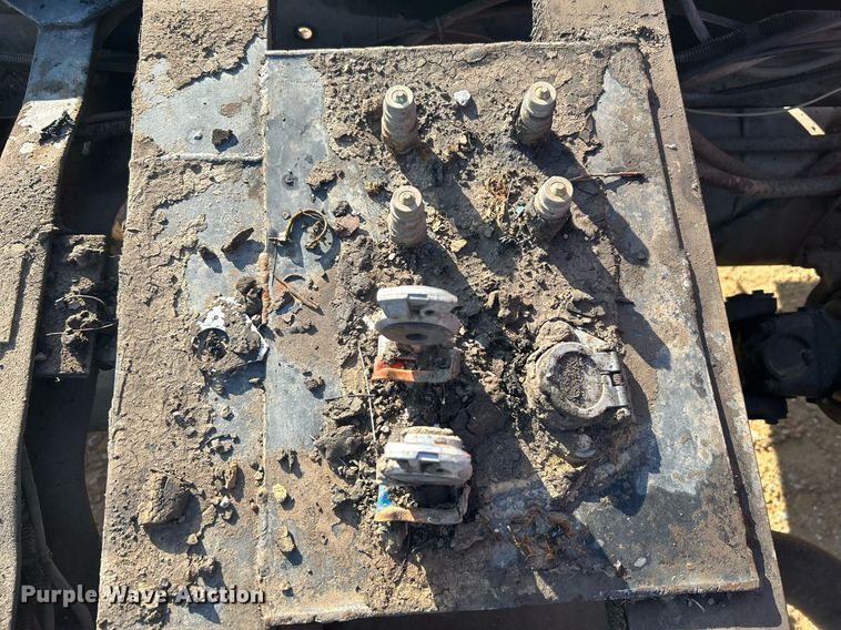 image for item NB9319 2002 Mack RD690P truck cab and chassis