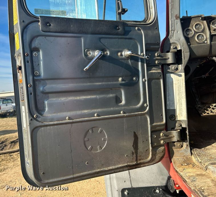 image for item NB9319 2002 Mack RD690P truck cab and chassis