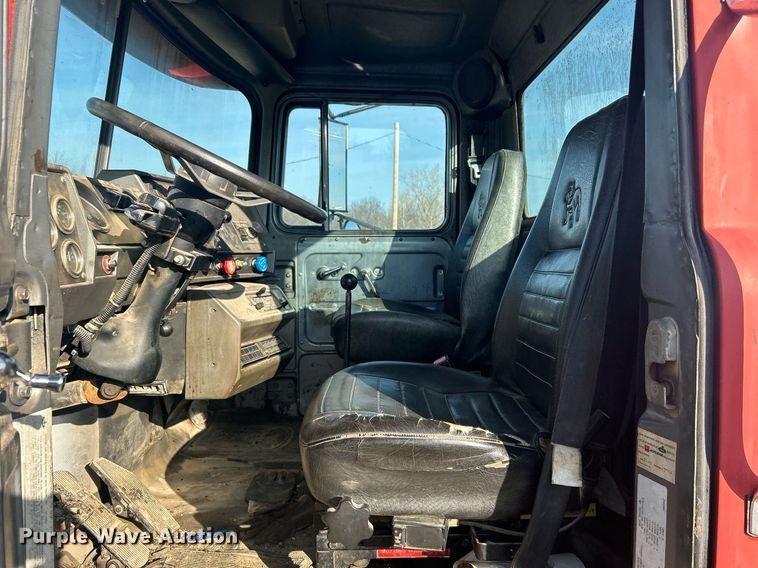 image for item NB9319 2002 Mack RD690P truck cab and chassis