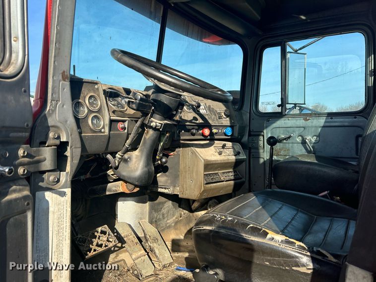 image for item NB9319 2002 Mack RD690P truck cab and chassis