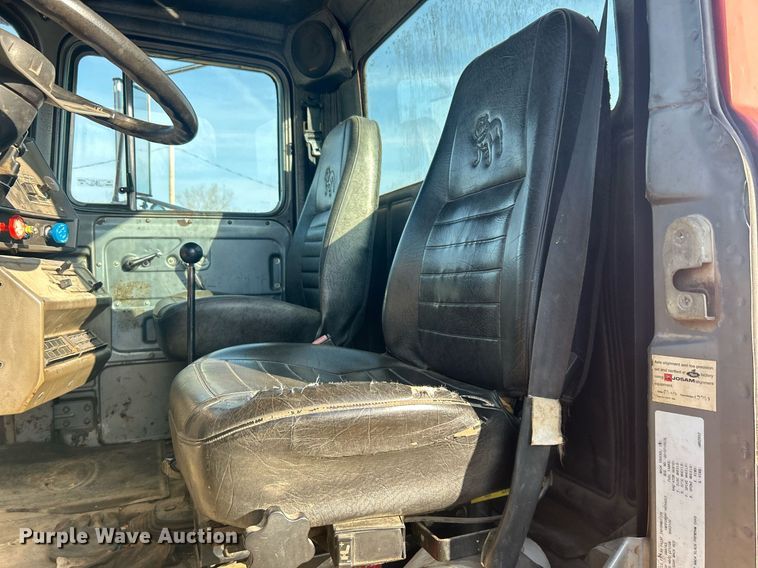 image for item NB9319 2002 Mack RD690P truck cab and chassis