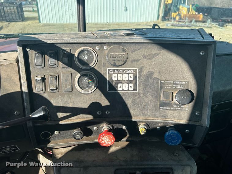 image for item NB9319 2002 Mack RD690P truck cab and chassis