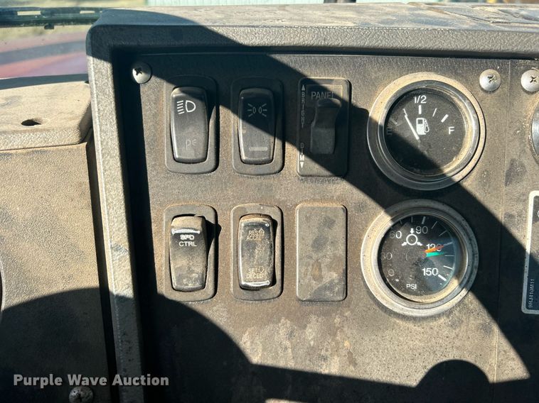 image for item NB9319 2002 Mack RD690P truck cab and chassis